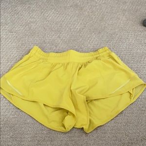Lululemon hottie shorts 2.5 size 6 yellow